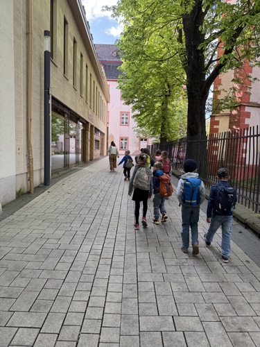 Kinder auf dem Weg zur Bücherei