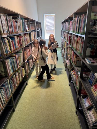 Kinder zwischen den Buchregalen