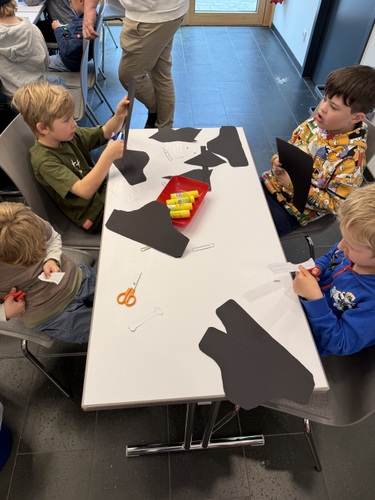 Kinder basteln Piratenhüte.