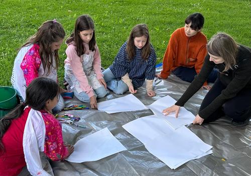 Kinder auf einer Decke auf der Wiese