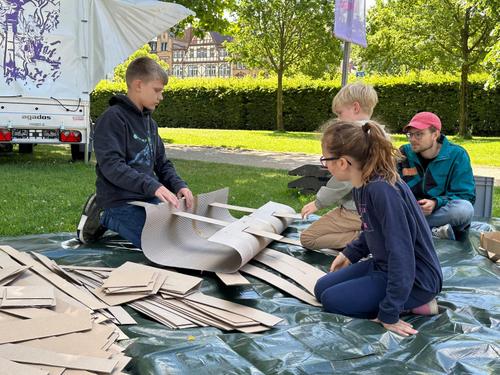 Aus Pappe wird ein Boot gebaut